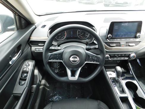 Used 2024 Nissan Altima 2.5 SV FWD image 11