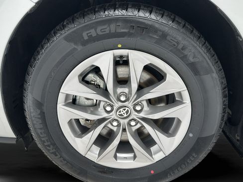 Used 2025 Toyota Sienna XLE FWD image 8
