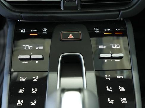 Certified 2025 Porsche Macan AWD/4WD image 21