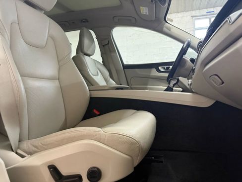 Used 2021 Volvo XC60 T5 Momentum AWD/4WD image 11