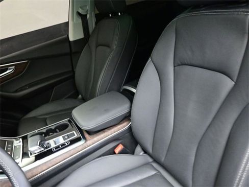 Used 2023 Audi Q8 Premium image 31