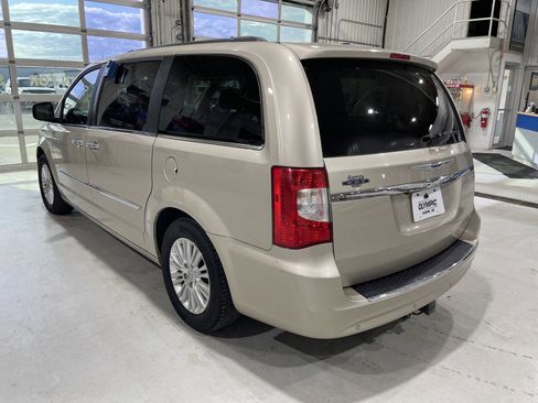 Used 2015 Chrysler Town & Country Limited Platinum image 6