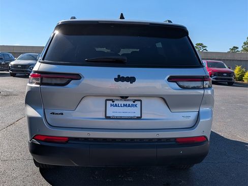 Used 2024 Jeep Grand Cherokee L Laredo image 5