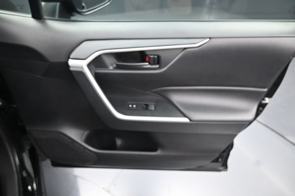 Used 2020 Toyota RAV4 LE w/ Carpet Mat Package AWD/4WD image 32
