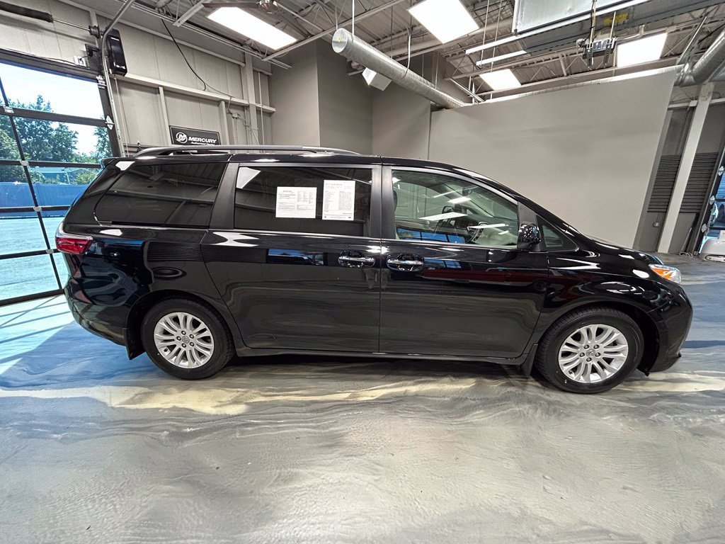 Used 2017 Toyota Sienna XLE FWD image 31