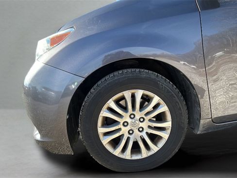 Used 2012 Toyota Sienna XLE w/ Entertainment Pkg image 9