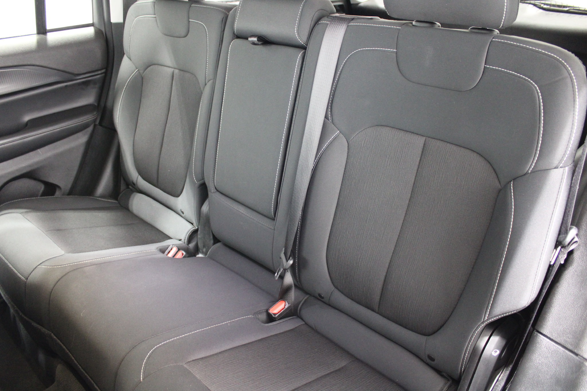 Used 2023 Jeep Grand Cherokee Laredo AWD/4WD image 18