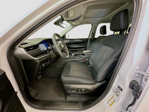 Used 2023 Jeep Grand Cherokee Laredo w/ Luxury Tech Group I AWD/4WD image 13
