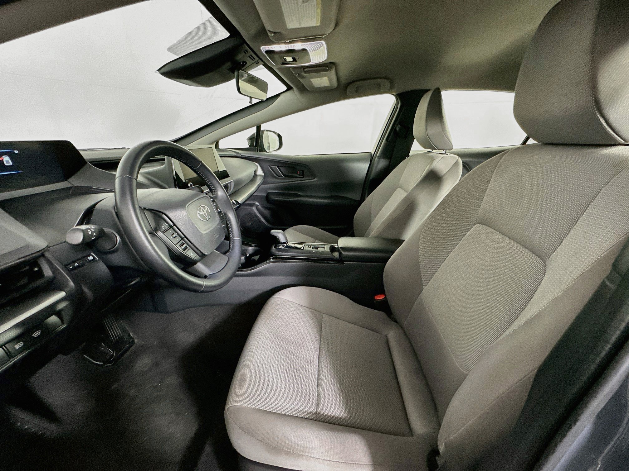 Used 2025 Toyota Prius LE FWD image 13