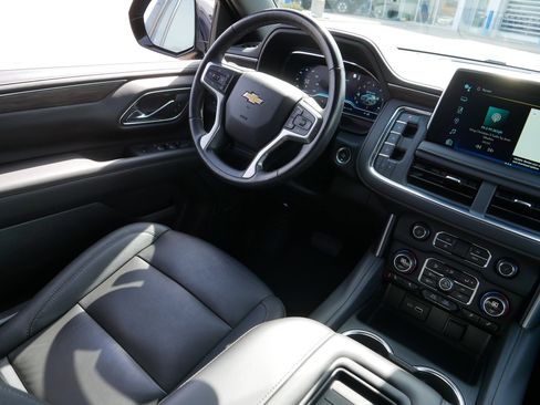 Used 2023 Chevrolet Suburban LT w/ Luxury Package image 9