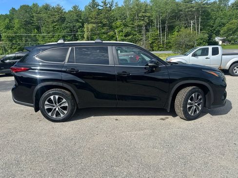 Used 2023 Toyota Highlander XLE AWD/4WD image 6