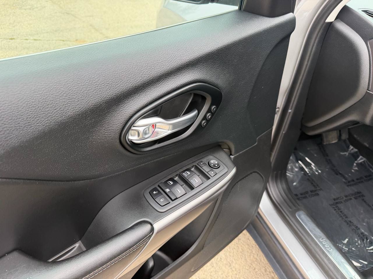 Used 2021 Jeep Cherokee Limited w/ Elite Package AWD/4WD image 10