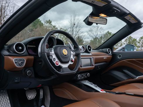 Used 2017 Ferrari California T image 30
