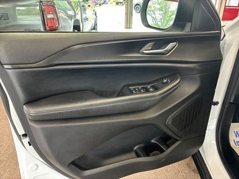 Certified 2023 Jeep Grand Cherokee Laredo w/ Luxury Tech Group I AWD/4WD image 10