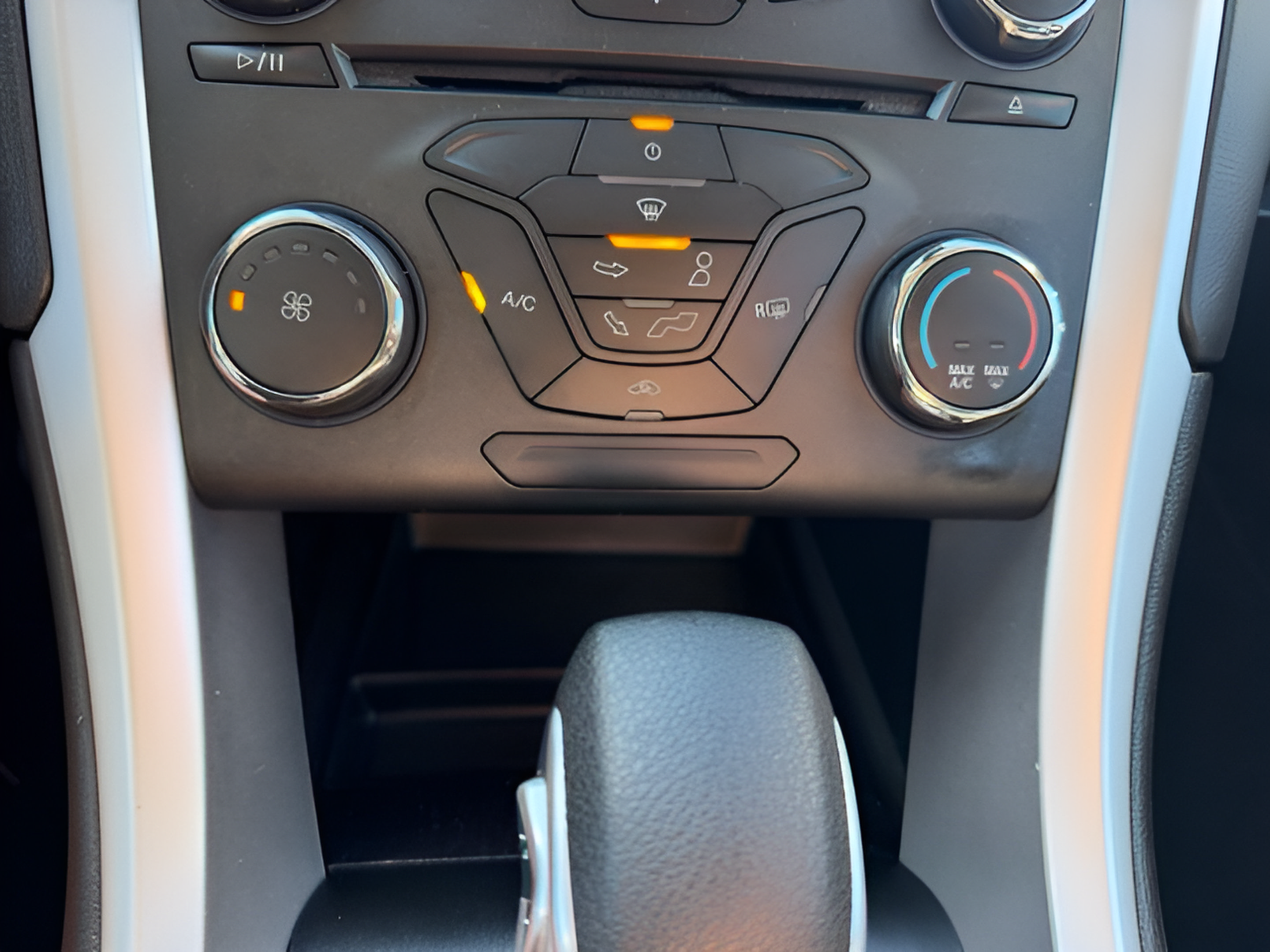 Used 2016 Ford Fusion SE FWD image 17