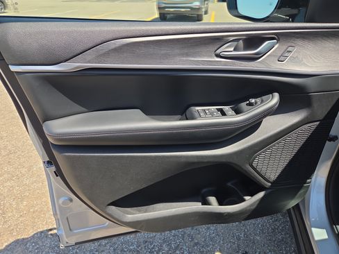 Used 2024 Jeep Grand Cherokee L Limited w/ Luxury Tech Group II image 6