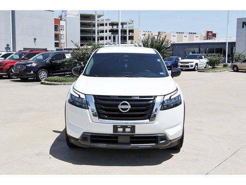 Used 2024 Nissan Pathfinder S FWD image 2