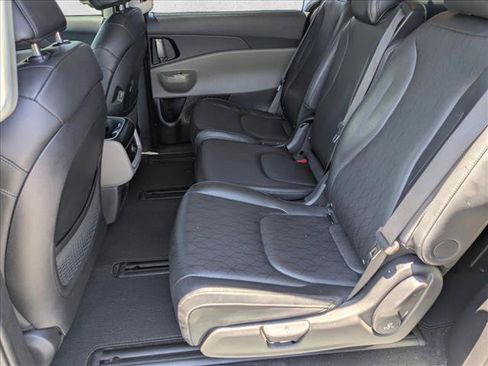 Used 2025 Kia Carnival EX FWD image 17