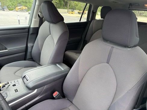 Certified 2025 Toyota Highlander LE FWD image 11
