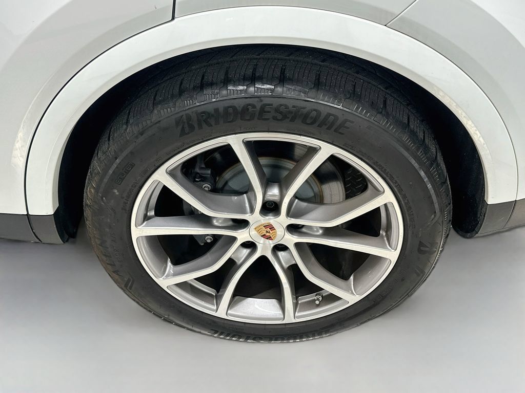 Certified 2025 Porsche Cayenne AWD/4WD image 34