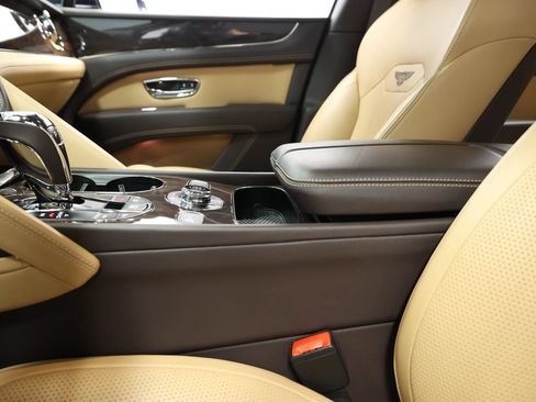 Used 2021 Bentley Bentayga AWD/4WD image 47