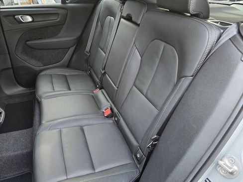 Used 2025 Volvo XC40 B5 Plus image 19