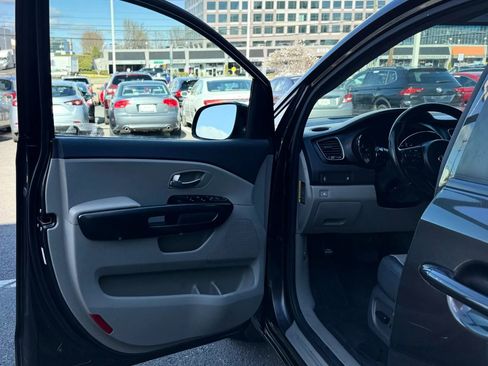 Used 2017 Kia Sedona LX w/ LX Essentials Premium Package image 9