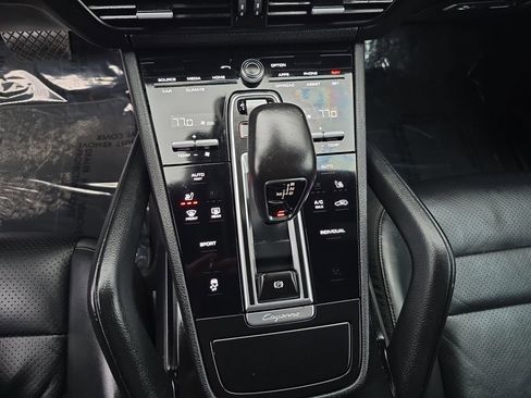 Used 2020 Porsche Cayenne w/ Driver Memory Package image 17