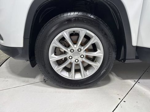 Used 2019 Jeep Cherokee Latitude w/ Popular Appearance Group AWD/4WD image 4