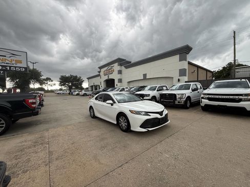Used 2018 Toyota Camry FWD image 43