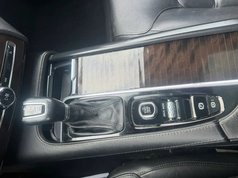 Used 2019 Volvo XC90 T5 Momentum w/ Multimedia Package AWD/4WD image 25