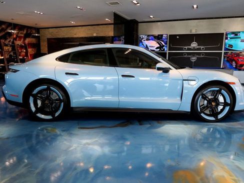 Used 2022 Porsche Taycan image 10