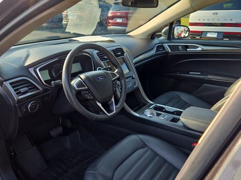Used 2017 Ford Fusion SE w/ Fusion SE Technology Package FWD image 12