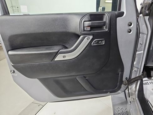 Used 2017 Jeep Wrangler Unlimited Sahara w/ Max Tow Package AWD/4WD image 11