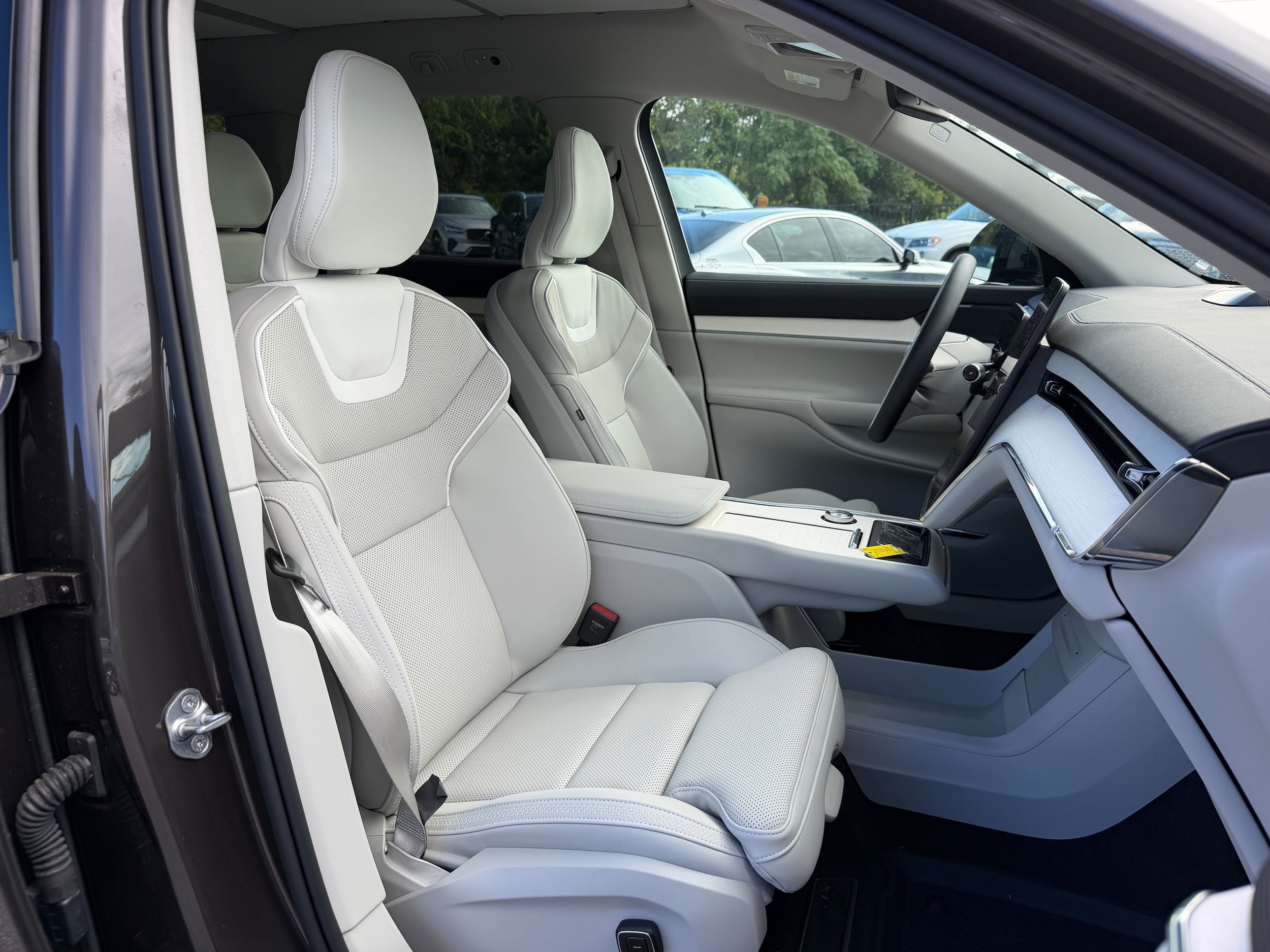 Certified 2025 Volvo EX90 Plus AWD/4WD image 10