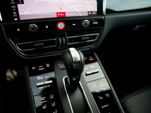 Certified 2025 Porsche Macan image 25