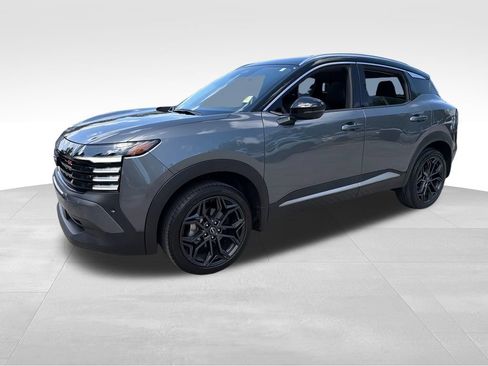 Used 2025 Nissan Kicks SR w/ SR Premium Package FWD image 3