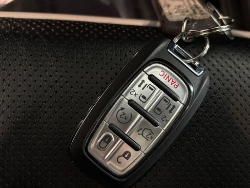 Used 2025 Chrysler Pacifica Limited image 30