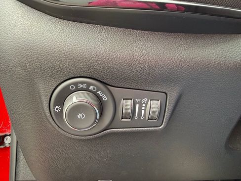 Used 2025 Jeep Compass Limited w/ Sun & Sound Group AWD/4WD image 19