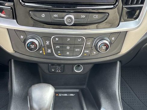 Used 2022 Chevrolet Traverse Premier FWD image 13