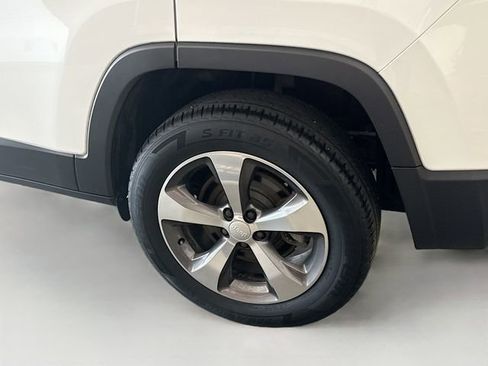 Used 2019 Jeep Cherokee Limited AWD/4WD image 30