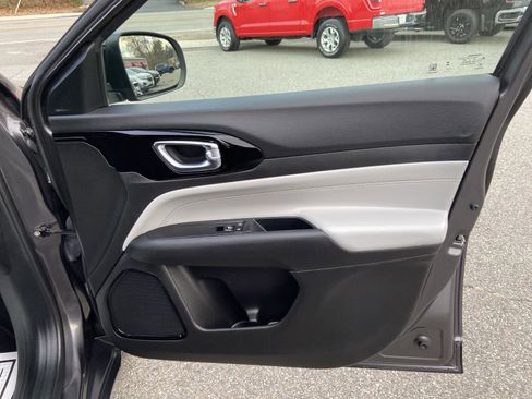 Used 2023 Jeep Compass Limited image 32