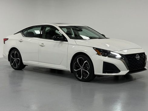 Used 2024 Nissan Altima 2.5 SR w/ SR Premium Package image 5