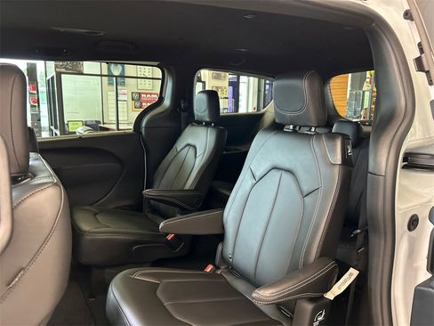 New 2025 Chrysler Pacifica Select image 28