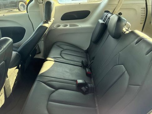 Used 2019 Chrysler Pacifica Touring-L FWD image 15