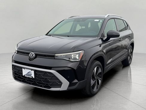 Used 2025 Volkswagen Taos SE AWD/4WD image 4