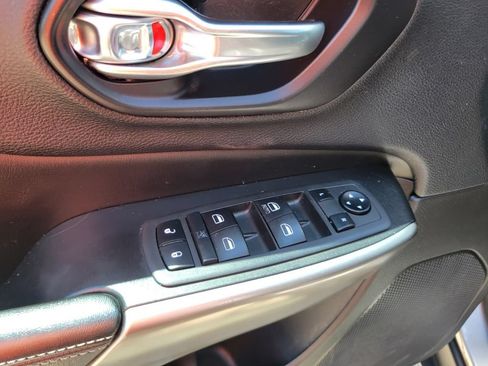 Used 2019 Jeep Cherokee Latitude w/ Popular Appearance Group FWD image 9