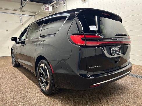 New 2027 Chrysler Pacifica Limited FWD image 4