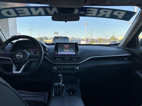 Used 2025 Nissan Altima 2.5 SV FWD image 11