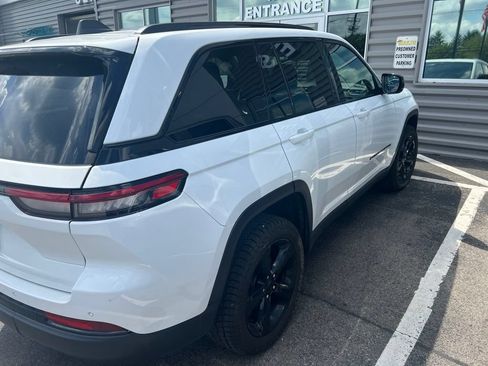 Used 2022 Jeep Grand Cherokee Altitude AWD/4WD image 6